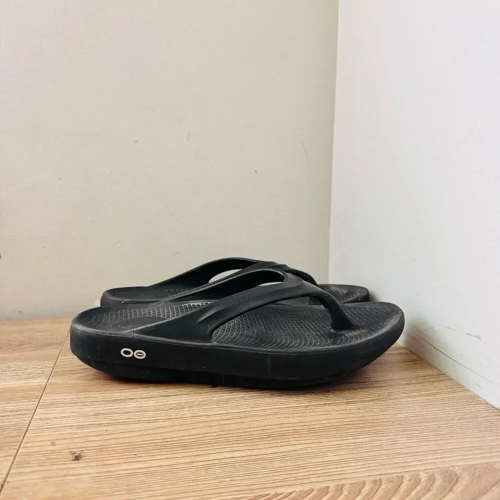 OOFOS OOlala black recovery flip-flop sandals Women’s Size 8